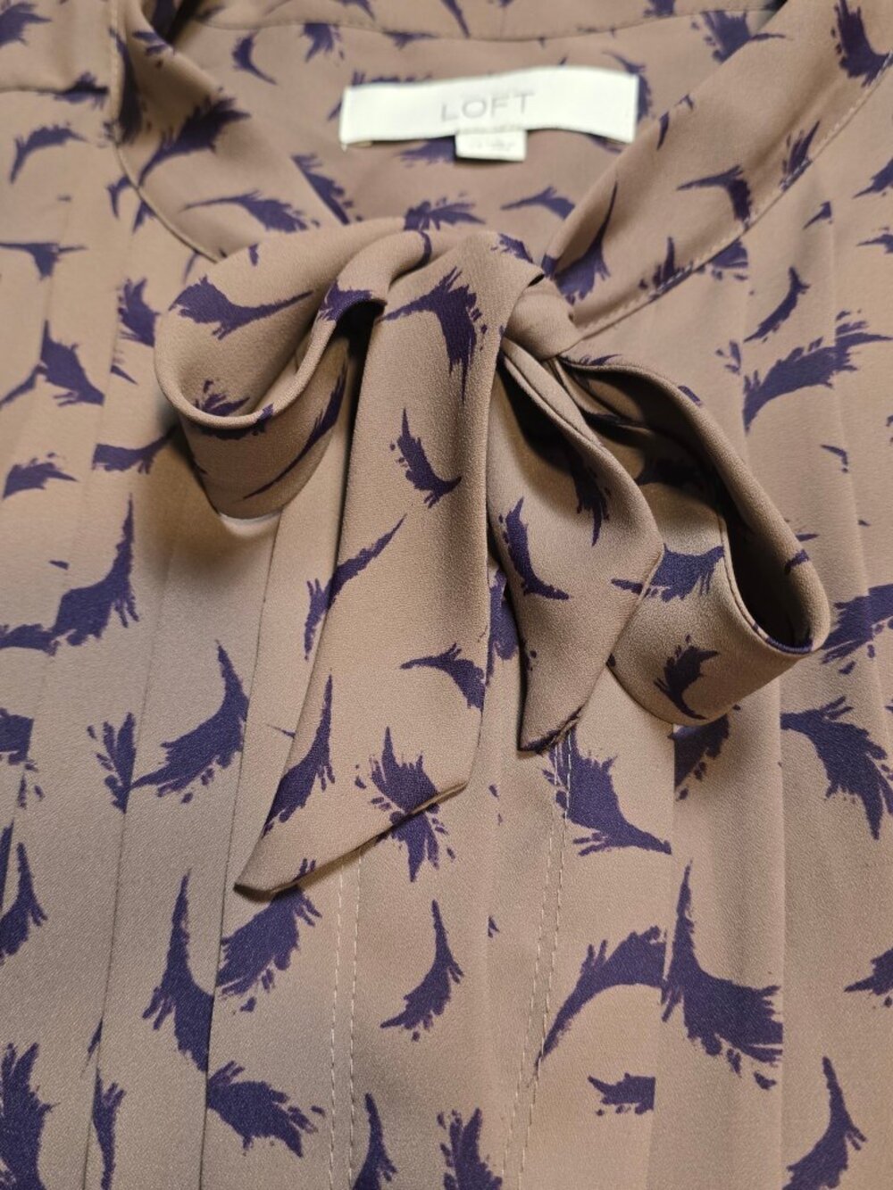 Loft Women’s Brown Sleeveless Button Up Purple Feather Pattern Tie Neck BlouseXS - Picture 7 of 12
